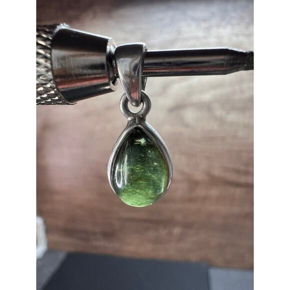 NEW Green tourmaline teardrop sterling silver pendant 1.74 grams - Picture 8 of 13
